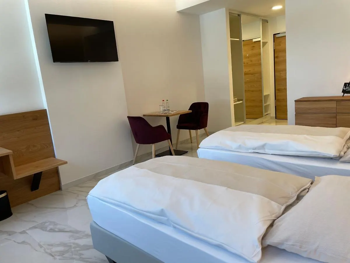 Hotel Poellners Petershausen 3*,